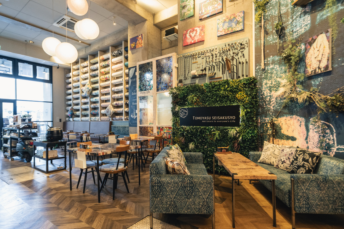 真似してみたいインテリアに囲まれる魅力的なカフェ空間